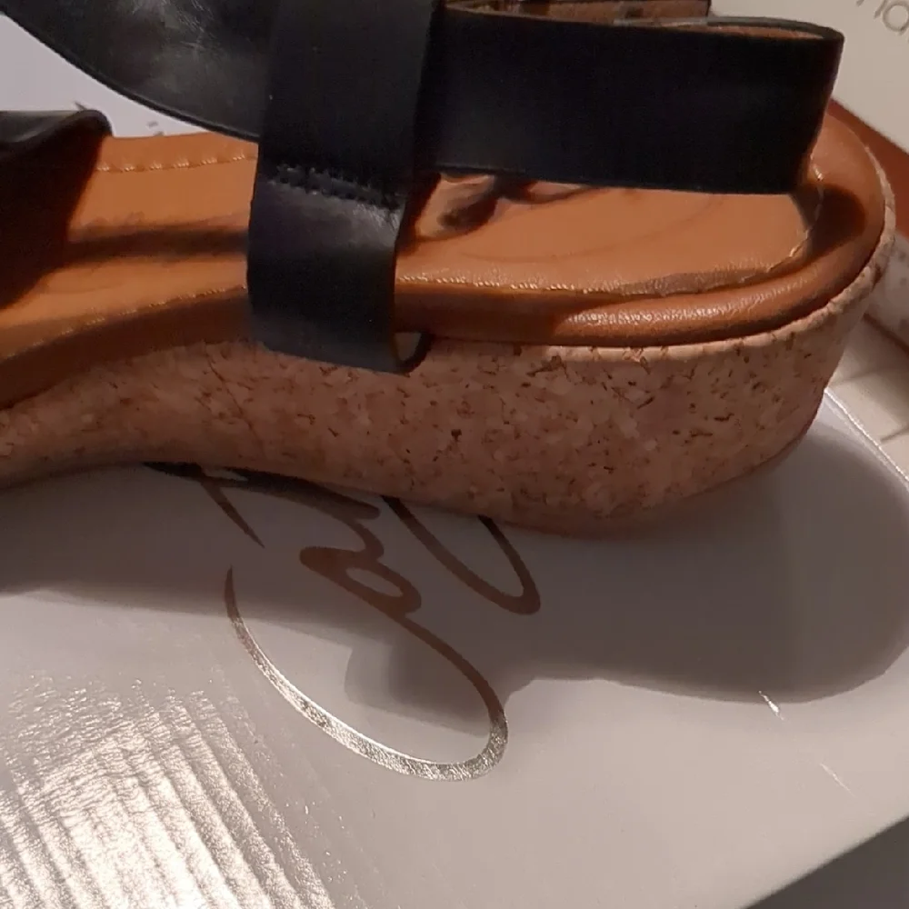 Elegant Black Leather Sandals - Picture 4 of 5